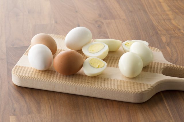 Nuk do të digjeni më asnjëherë; 3 mënyrat për të qëruar një vezë të zier pa u munduar