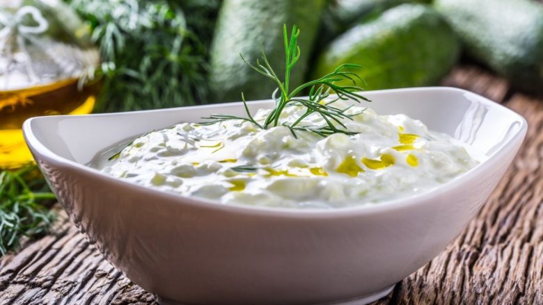 Kuzhinieri më i famshëm grek zbulon recetën origjinale për përgatitjen e salcës tzatziki