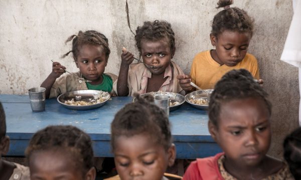 Gati gjysma e vdekjeve të fëmijëve në Afrikë janë si pasojë e urisë