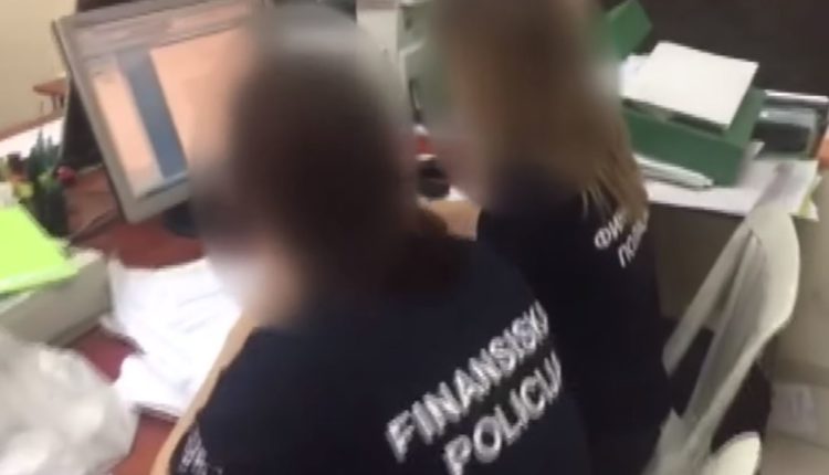 Pamje gjatë bastisjes së firmave nga ana e Policisë Financiare