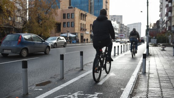 Bashkia e Shkupit publikon thirrjet për subvencione për trotinetë elektrik dhe biçikleta