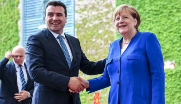 Zaev në takim me Merkelin: Bundestagu në shtator do të sjell vendim për nisjen e negociatave me BE-në (Video)