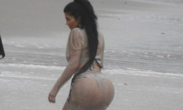 Kylie Jenner mahnit me format bombastike në Malibu