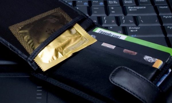 Mos i mbani kurrë kondomët në xhep, kjo mund të ndodhë pasi t’i përdorni