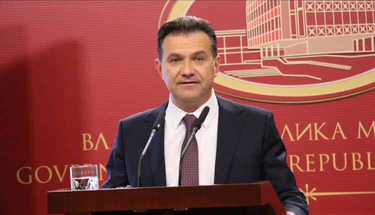 Robert Popovski i këshillon ministrat: Më mirë të ikim, se sa të na shtypin gazetarët