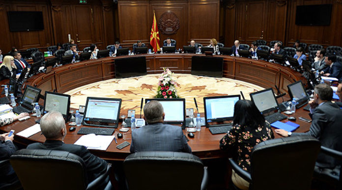 ep dorëheqje funksionari i lartë i qeverisë
