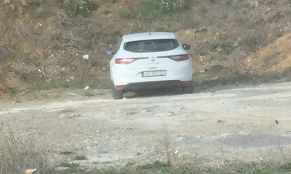 Suspendohet zyrtari i shtetit që bëri seks në veturë zyrtare në mes të rrugës (VIDEO)