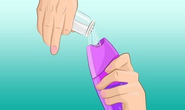 Shtoni një lugë kripë në shampon tuaj kundër flokëve me yndyrë