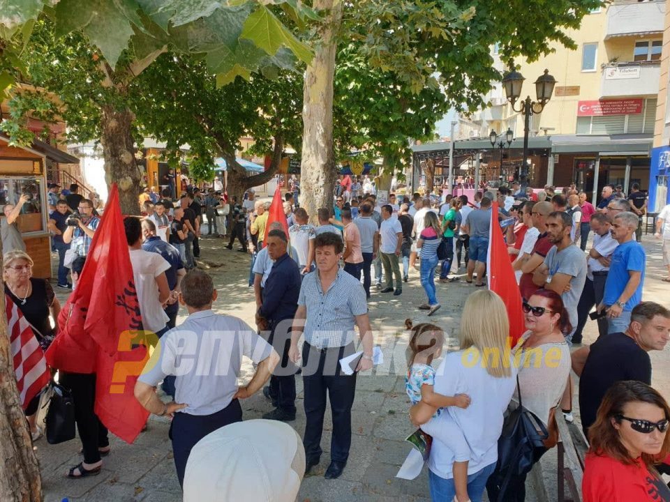 “Bombat” e El Çekës, filloi protesta në Shkup