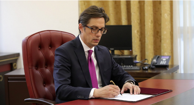 Presidenti Pendarovski nënshkroi dekretet për hapjen e dy kufijve të ri me Greqinë