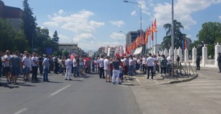 “EL Cheka”, protestuesit zhvendosen para selisë së Qeverisë