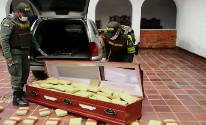 Mendoni se brenda kishte të vdekur, policia gjen 300 kg drogë në arkivole