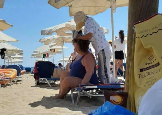 Katica Janeva në bikini! Shfrytëzon masazh për kokën