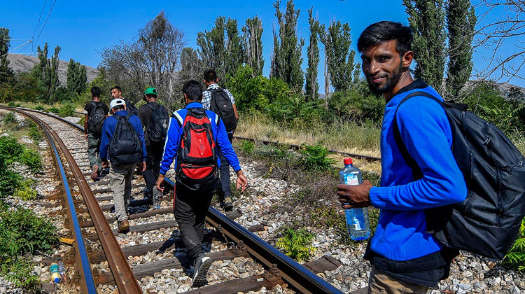 Migrantët në 40 gradë udhëtojnë nga Greqia deri në Veles
