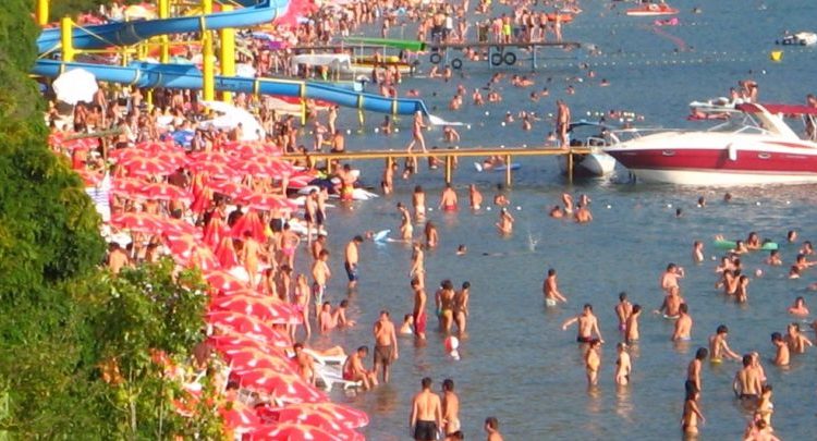 Uji në Liqenin e Ohrit i tejkaloi 26 gradë Celsius, i ngrohti i mbushi plazhet