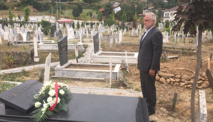 Thaçi homazhe te varri i Arbën Xhaferit në përvjetorin e vdekjes së tij