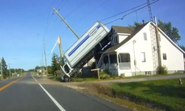 Aksident i pazakontë trafiku, të gjithë po pyesin si u ngjit kamion mbi shtëpi? (VIDEO)