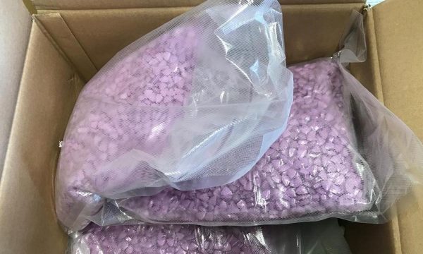 Porositin fustane në internet, iu vjen pakoja me plot drogë