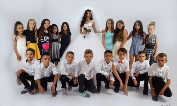 Mësuesja kosovare bëhet hit në internet: Zgjedh nxënësit për fotot e martesës në vend të burrit