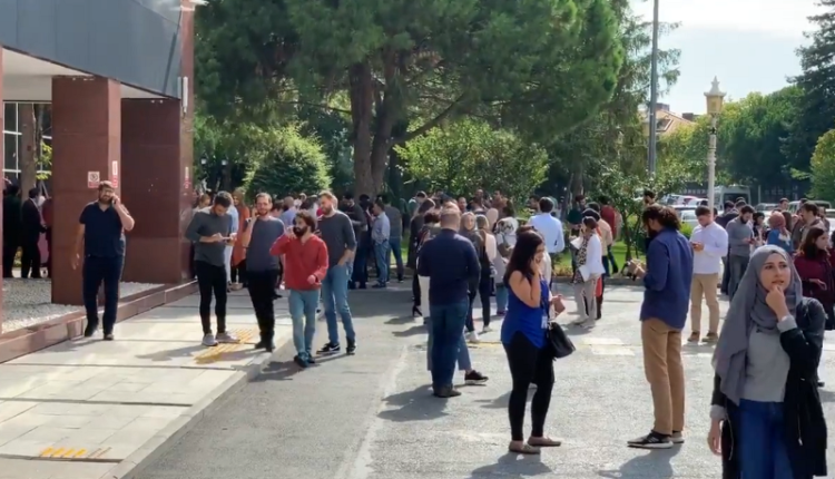 Gazetarët dhe stafi në rrugë, shihni si boshatisen zyrat e televizionit turk pas tërmetit