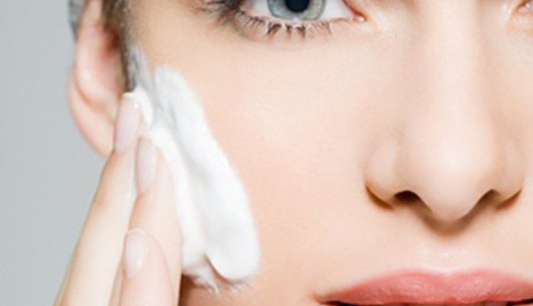 5 gabimet që duhet t’i shmangësh çdo natë kur pastron fytyrën