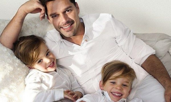 Ricky Martin dhe bashkëshorti i tij po bëhen prindër për herë të katërt