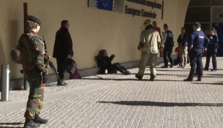 Në person tenton të vetëdigjet para Komisionit Evropian (Video)