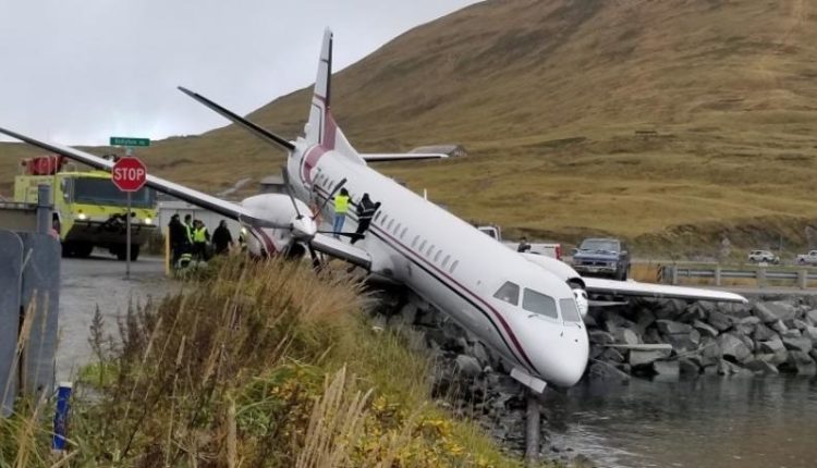 Aeroplani del nga pista, lëndohen rëndë disa udhëtarë