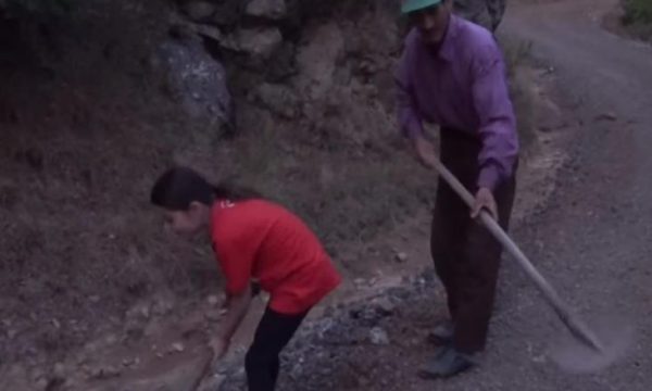 Gërmoi 4 kilometra nëpër male për ta ndërtuar rrugën që e bija e tij të shkon në shkollë, rrëfimi i babait turk që po bën xhiron e botës (VIDEO)