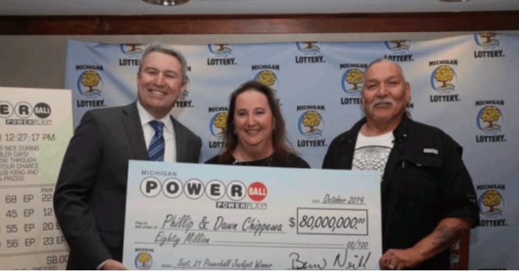 Fitoi 80 milionë dollarë në lotari, gjyshi ka një befasi për familjarët