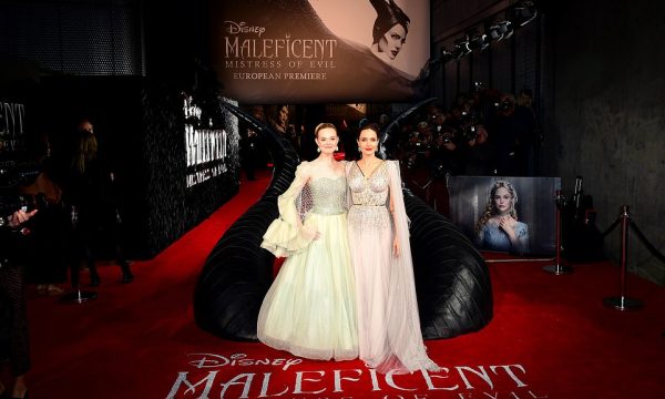 Jolie, si një princeshë në premierën e “Maleficent”