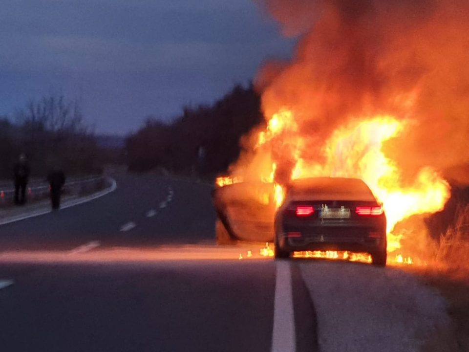 Përfshihet nga flakët një veturë në autostradën Shkup-Kumanovë (foto)