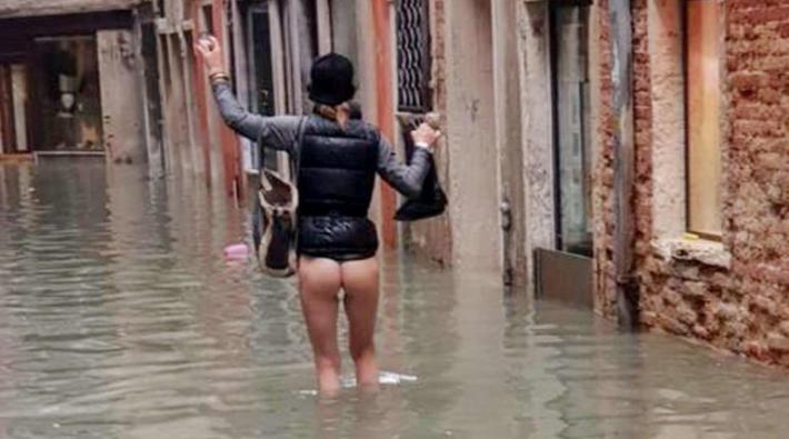 Duket se pavarësisht situatës së vështirë, njerëzit kanë gjetur forcën të bëjnë edhe humor në Venecia.  Një foto është bërë simbol i kësaj situatë të vështirë, ku një grua shfaqet në mes të ujit dhe për të mos prishur pantallonat dhe çizmet vendos ti heq ato duke kaluar ujin vetëm me mbathje.  Një fotoreporter e ka fotografuar dhe kjo foto është bërë virale.  Niveli i ujit në Venecia preku 187 centimetra në orën 22:50 të së martës, niveli i dytë më i lartë historik pas përmbytjes me 194 cm në 1966.  Administrata komunale ka vendosur ta mbyllë çerdhet dhe kopshtet e fëmijëve në qytet dhe në ishujt e Lagunës. Tre autobusë uji u mbytën ndërsa ishin të ankoruar në Sant’Elena, gondolat u shkëputën nga limanet, një zjarr goditi një kabinë elektrike pranë muzeut Ca ‘Pesaro.  Si pasojë e motit të keq dy njerëz humbën jetën në Pellestrina. /albeu.com/.