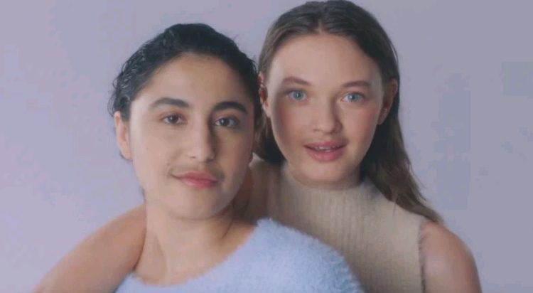 Reklam që po bën namin, paralajmëron një të ardhme ku vajzat rrisin mustaqet (VIDEO)