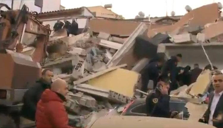 Pamje TRONDITËSE nga Durrësi, 6-katëshi i shembur plotësisht zë poshtë banorët (FOTO)