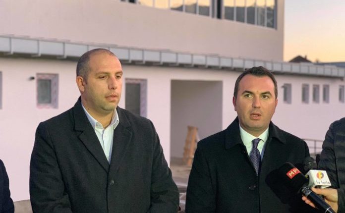 Ministri Ademi inspektoi sallat e sportit në Hotël e Mateç