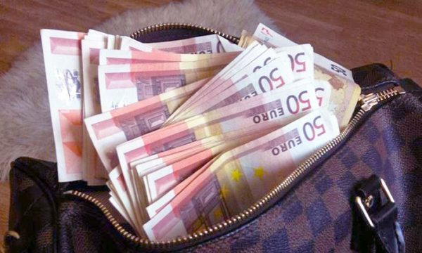 Kthen çantën e humbur me 16.000 euro brenda