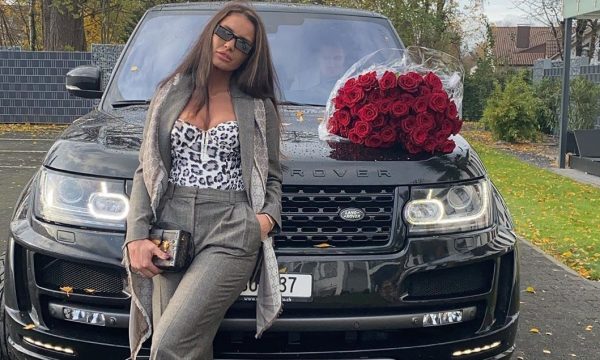Genta me poza joshëse brenda veturës së të dashurit (FOTO)
