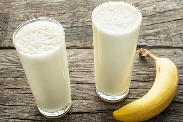 4 arsye bindëse për të pirë çdo ditë qumësht bananesh