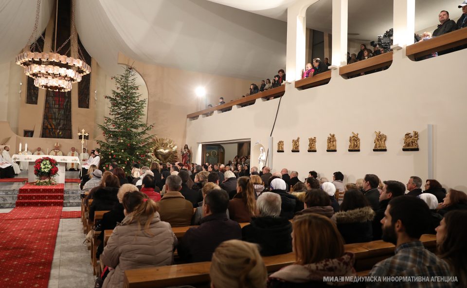 Katolikët dhe një pjesë e ortodoksëve e festojnë sot KrishtlindjenAlsat2019