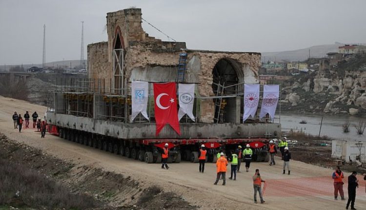 Turqia zhvendos xhaminë 609-vjeçare