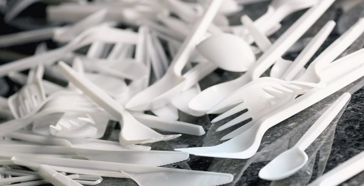 “Lufta ndaj plastikës”, Qeveria ndalon përdorimin e pjatave, lugëve dhe gotave të plastikës