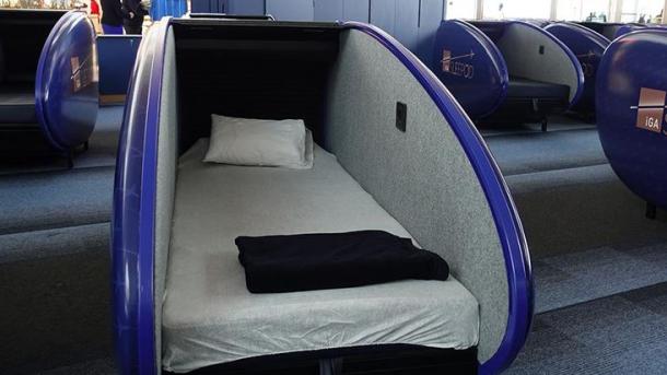 Në Aeroportin e Stambollit filloi shërbimi i kabinës së gjumit (VIDEO)