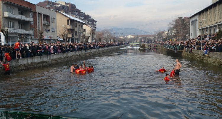 Kryeministri Spasovski për festën Uji i Bekuar në Koçan, Shekerinska dhe Angelovska në Shkup