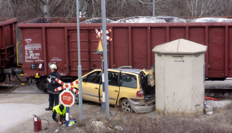Aksident i rëndë në Maqedoni: Treni godet automjetin, një i vdekur dhe katër të lënduar (VIDEO)
