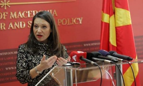 Ministrja e VMRO-së heq tabelen me emrin e ri të shtetit, vendos të vjetrën