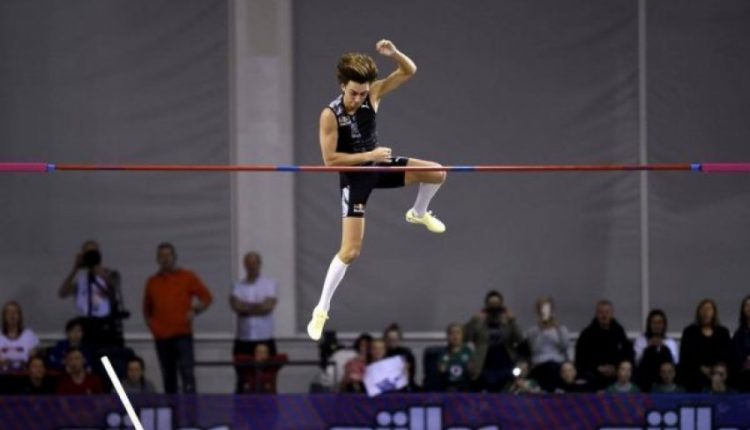 Atleti 20-vjeçar fluturon 6.18 metra dhe vendos rekord botëror