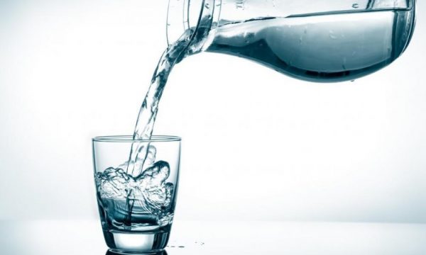 Sa ujë duhet të pini në ditë për të mbajtur peshën ideale?
