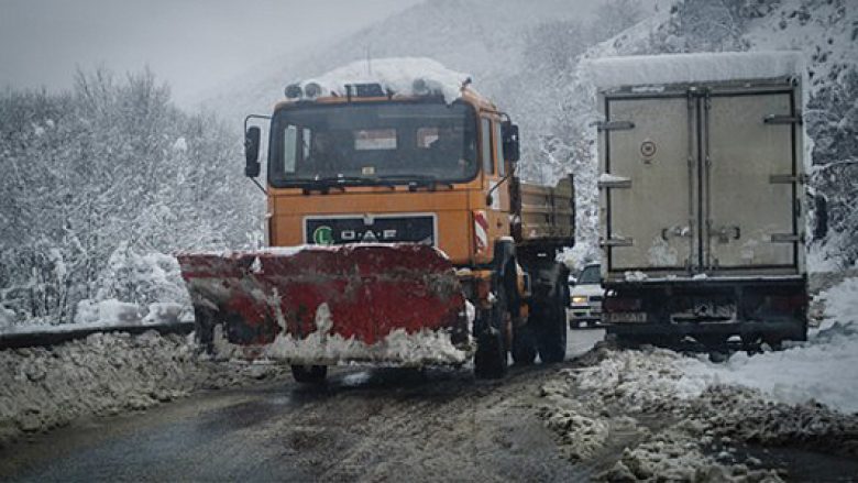 Rrugët në Maqedoni të kalueshme, në viset më të larta ka mbetje të borës