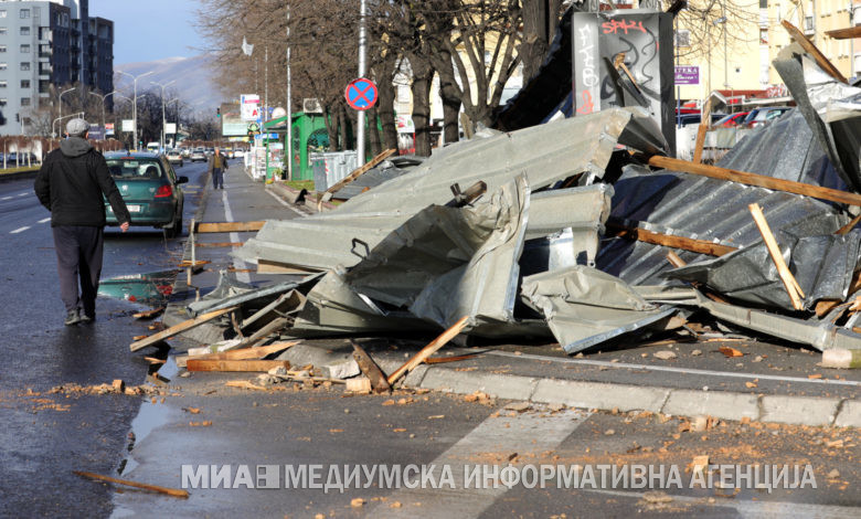 Çati të rrëzuara, fasada dhe automjete të dëmtuara mbrëmë në Shkup (foto)